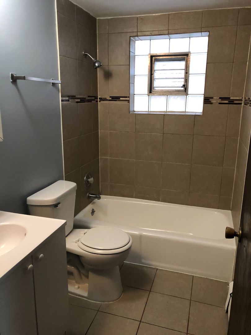 Calumet City Apartment: 312 Yates Ave.