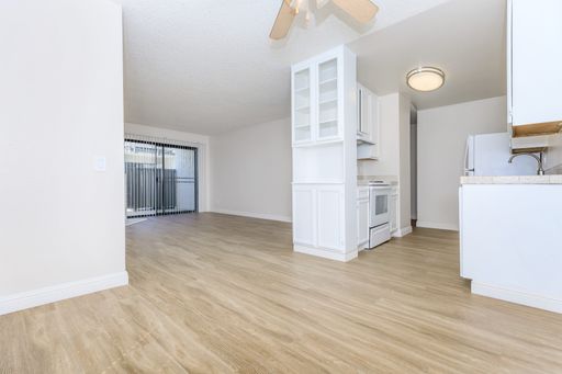 2-Bedroom, 2-Bathroom, Fireplace, W/D In Unit! – photo 1