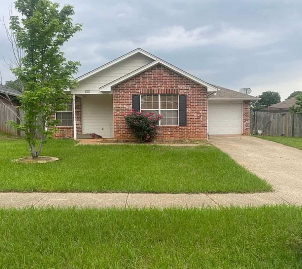 Whitehouse House: 455 Redbud Circle
