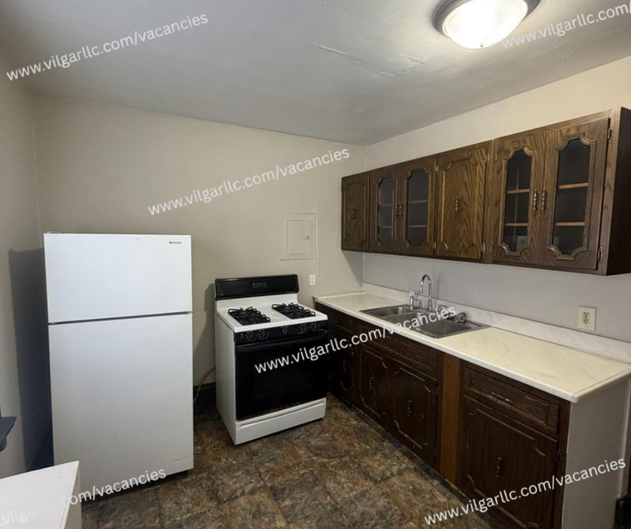 Hammond Apartment: 6 Warren St.