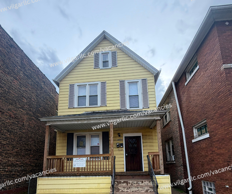 Spacious 2nd floor Unit with 3 Bedrooms and 1 Bathroom