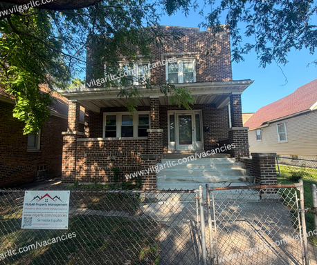 Spacious 3 Bedrooms, 1 Bathroom w/ over 1,000 sq. ft. of comfortable living space – photo 1