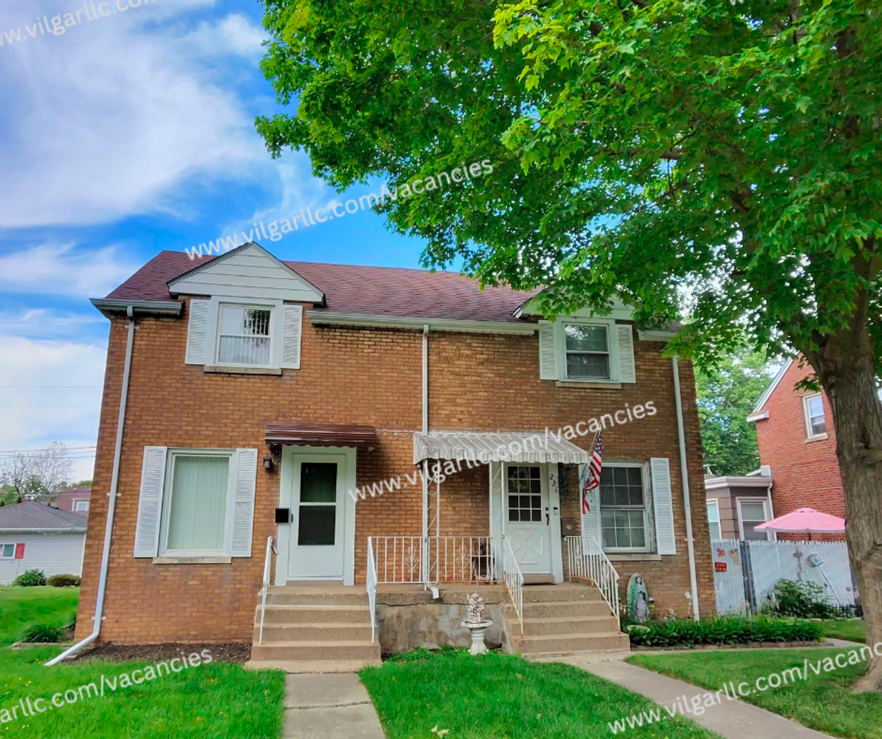 Munster House: 229 Broadmoor Ave