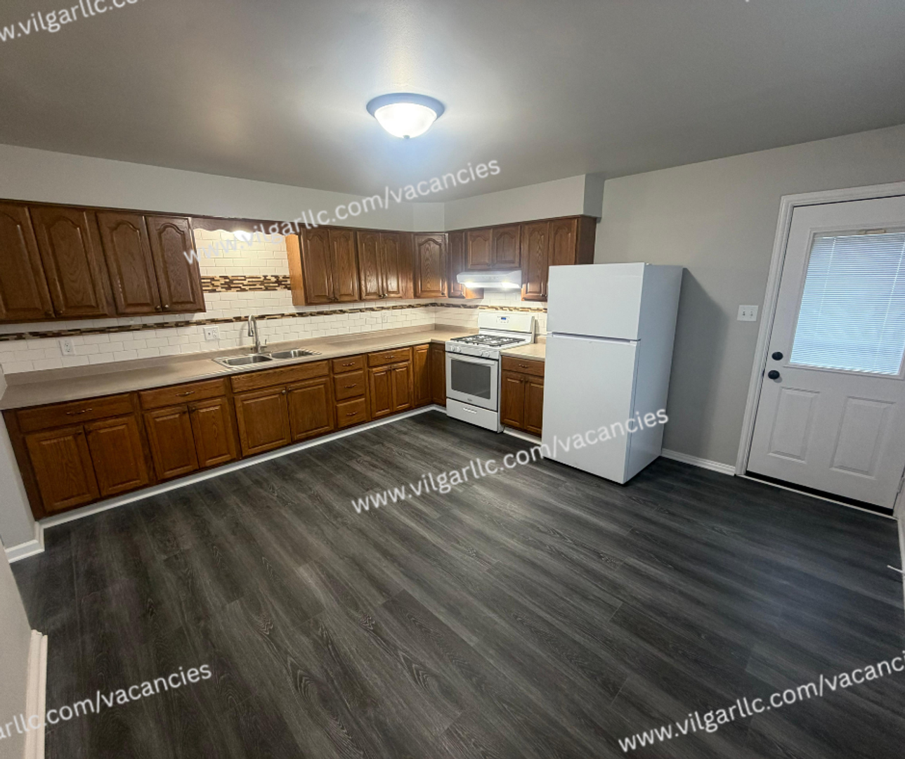 Portage Apartment: 5583 - 85  Tulip Ave