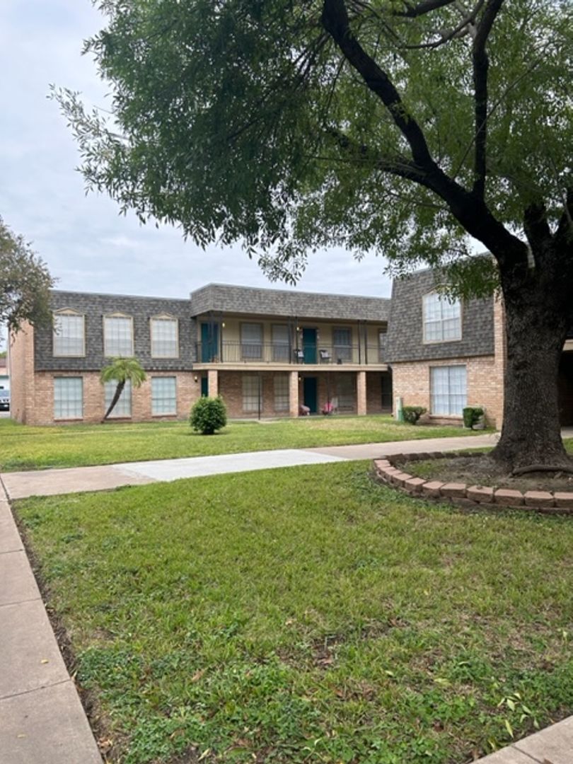 Laredo Apartment: 5909 Santa Maria Ave