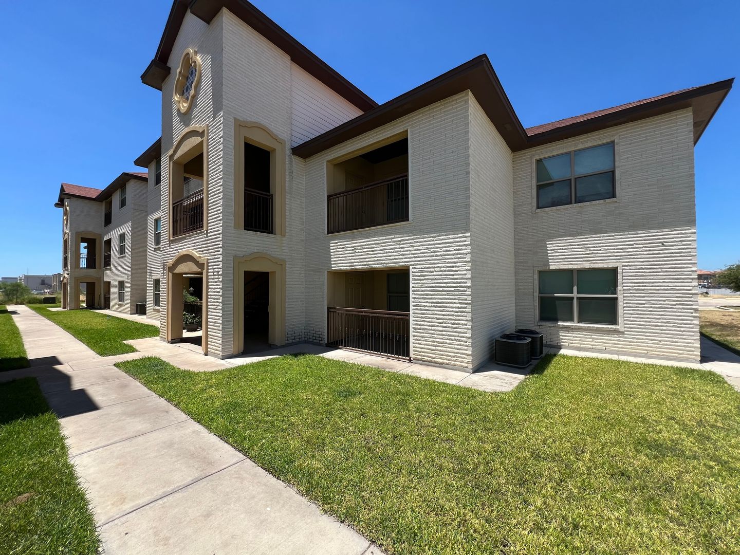 Laredo Apartment: 1601 B Jacaman Rd
