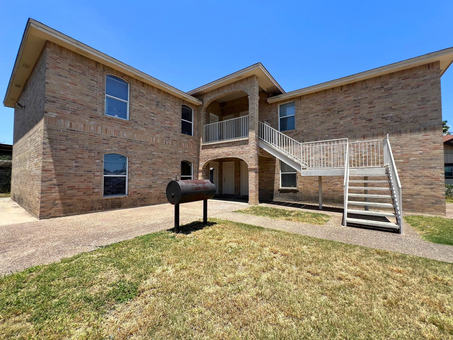 Laredo Apartment: 3008 E Stewart St