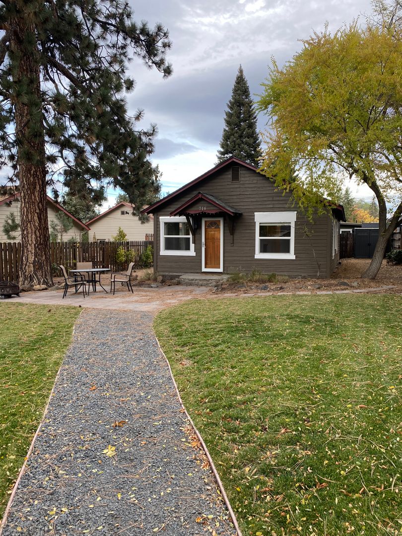 Bend Apartment: 716 NE Quimby