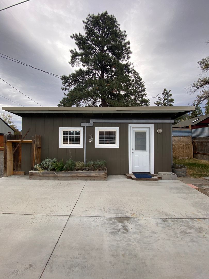 Bend Apartment: 716 NE Quimby