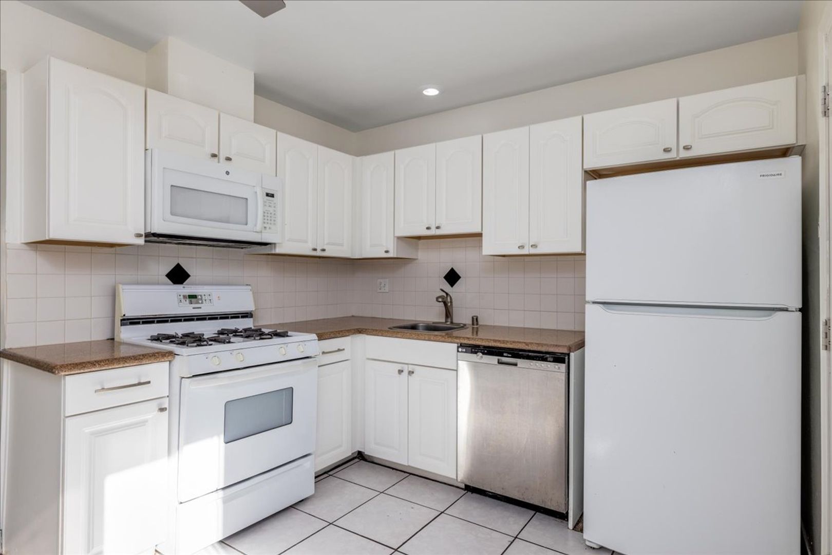 Palm Desert Apartment: 74460 Alessandro Drive