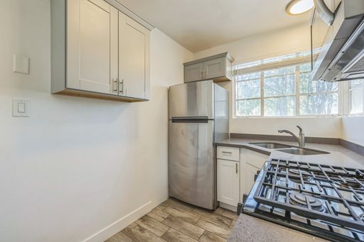 1 bed / 1 bath Apartment with Enclosed Patio and Onsite Laundry – photo 1