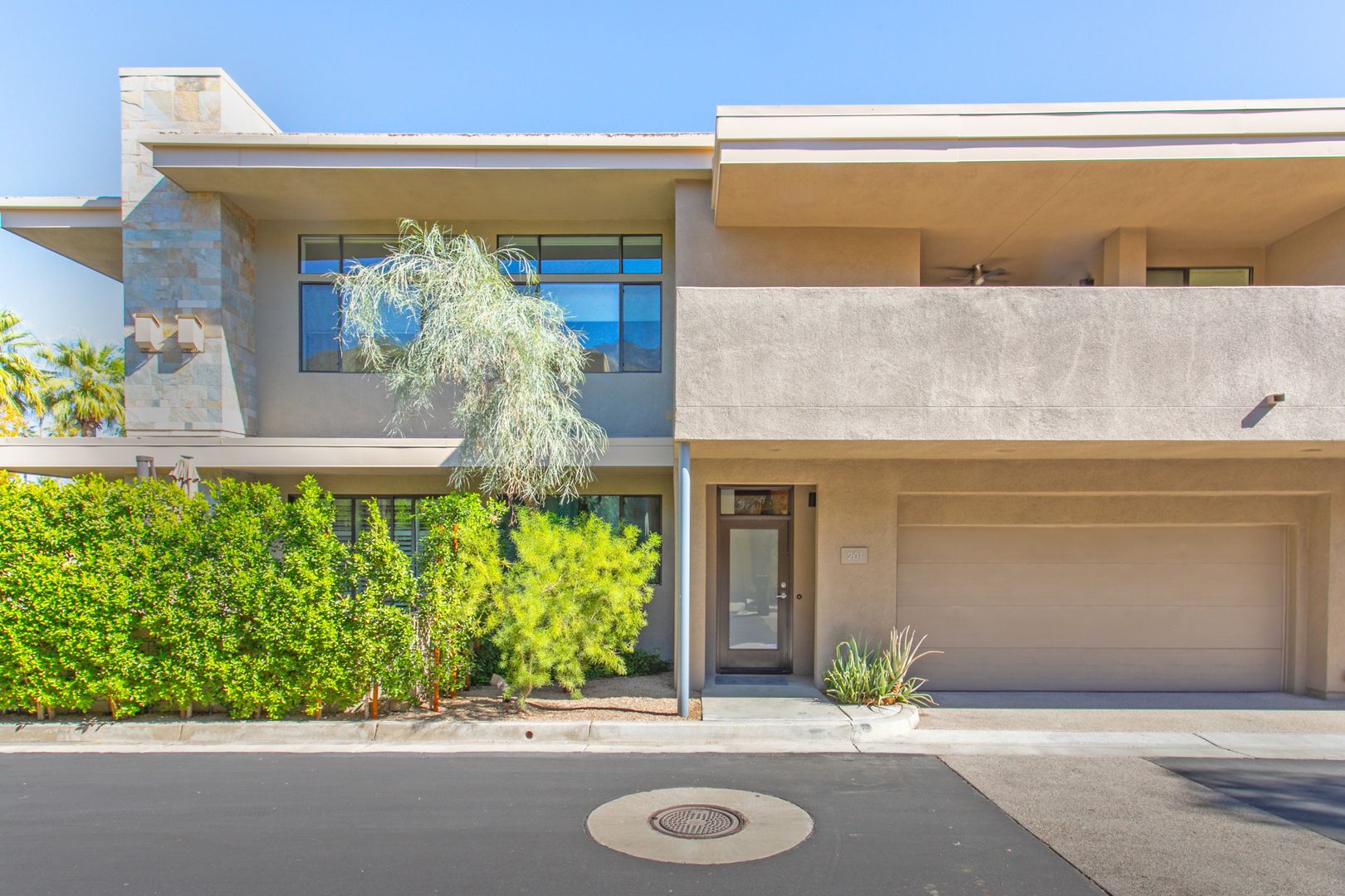 Palm Springs Townhome: 1028 E Palm Canyon Drive, #201