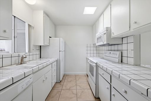 Spacious Mid-Century Modern Style – photo 1