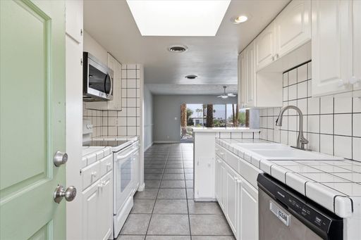 Mid-Century 1 Bed / 1 Bath Apartment Home – photo 1