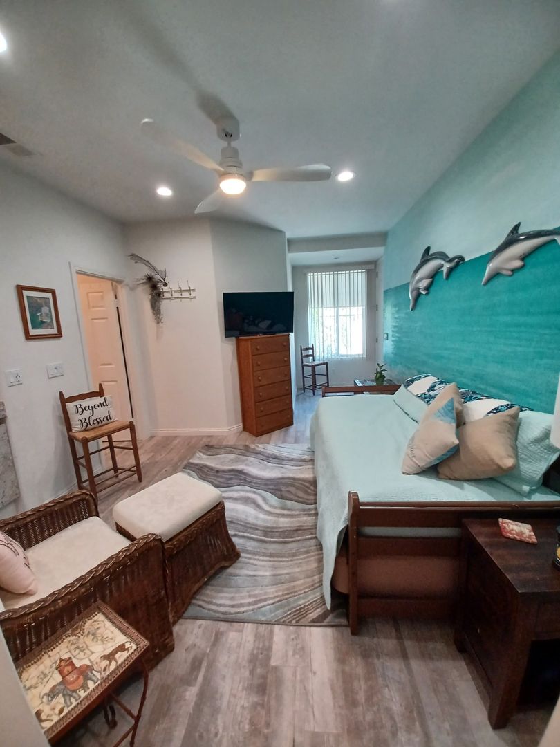 Oceanside Apartment: 1947 Ivy Road