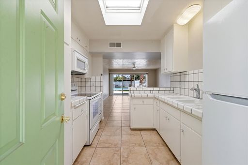 Spacious Mid-Century Modern Style – photo 1