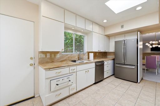 Retro/70's Spacious Condo! – photo 1