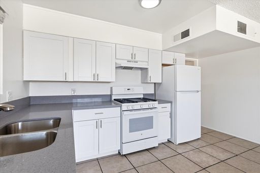 1 Bed / 1 Bath Apartment Home with Spacious "L" Shaped Private Enclosed Patio – photo 1