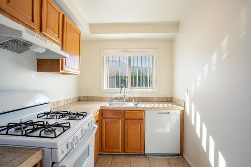 2nd Floor Refurbished 1 Bed / 1 Bath Apartment Home – photo 1