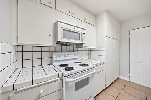 Spacious Mid-Century Modern Style and Functionality – photo 1