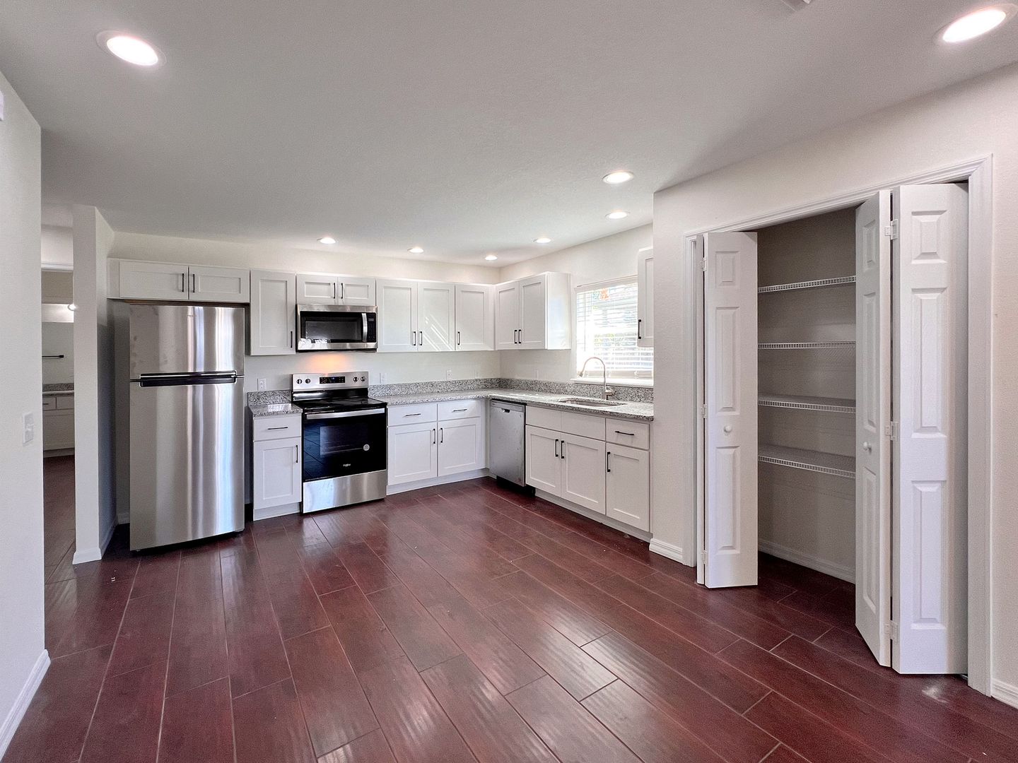 Eagle Lake House: 287 Hampton St W