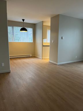 Corner Unit, Lots of Light! – photo 1