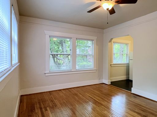 Adorable Studio With Vintage Built-ins, Parking, and Free Wi-Fi! – photo 1
