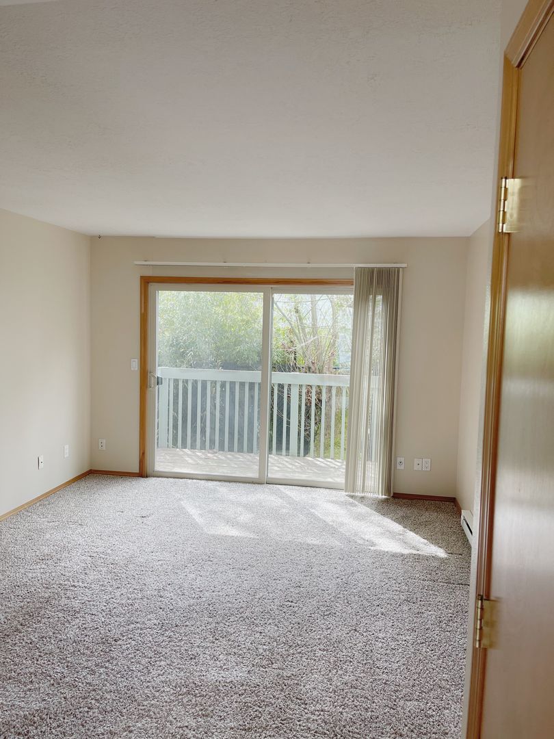 Portland Apartment: 1908 SW Roxbury Avenue