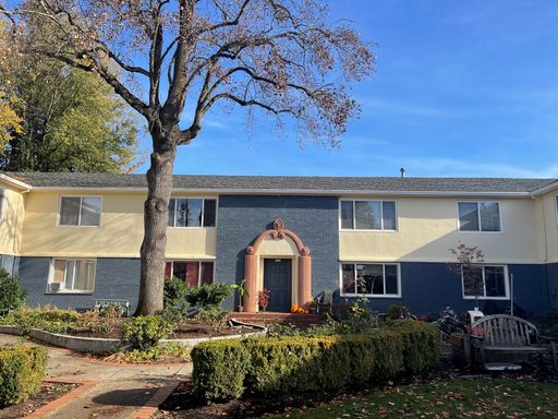 Where Style Meets Comfort! Adorable 2 Bedroom Apartment in Sellwood. – photo 1