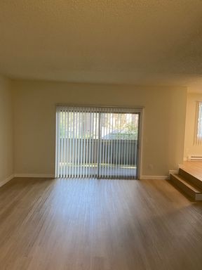 2 Bedroom 1 Bath w/ Washer & Dryer in Unit! – photo 1