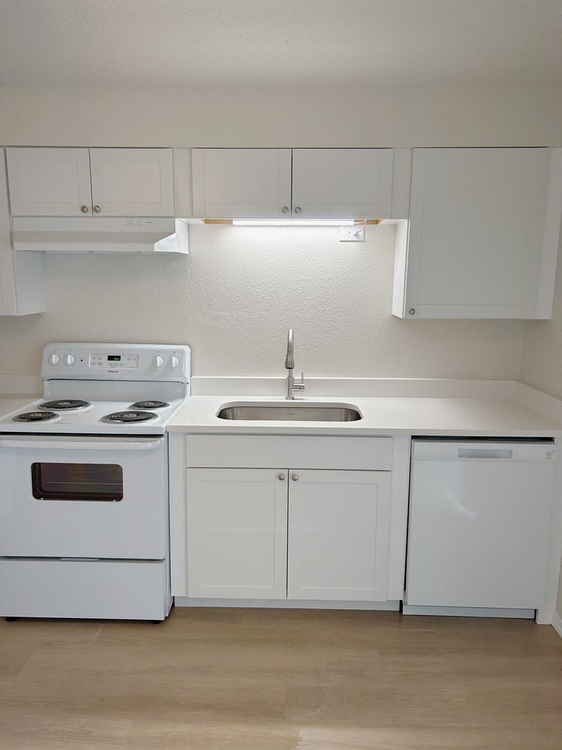 Gladstone Apartment: 19725 River Road