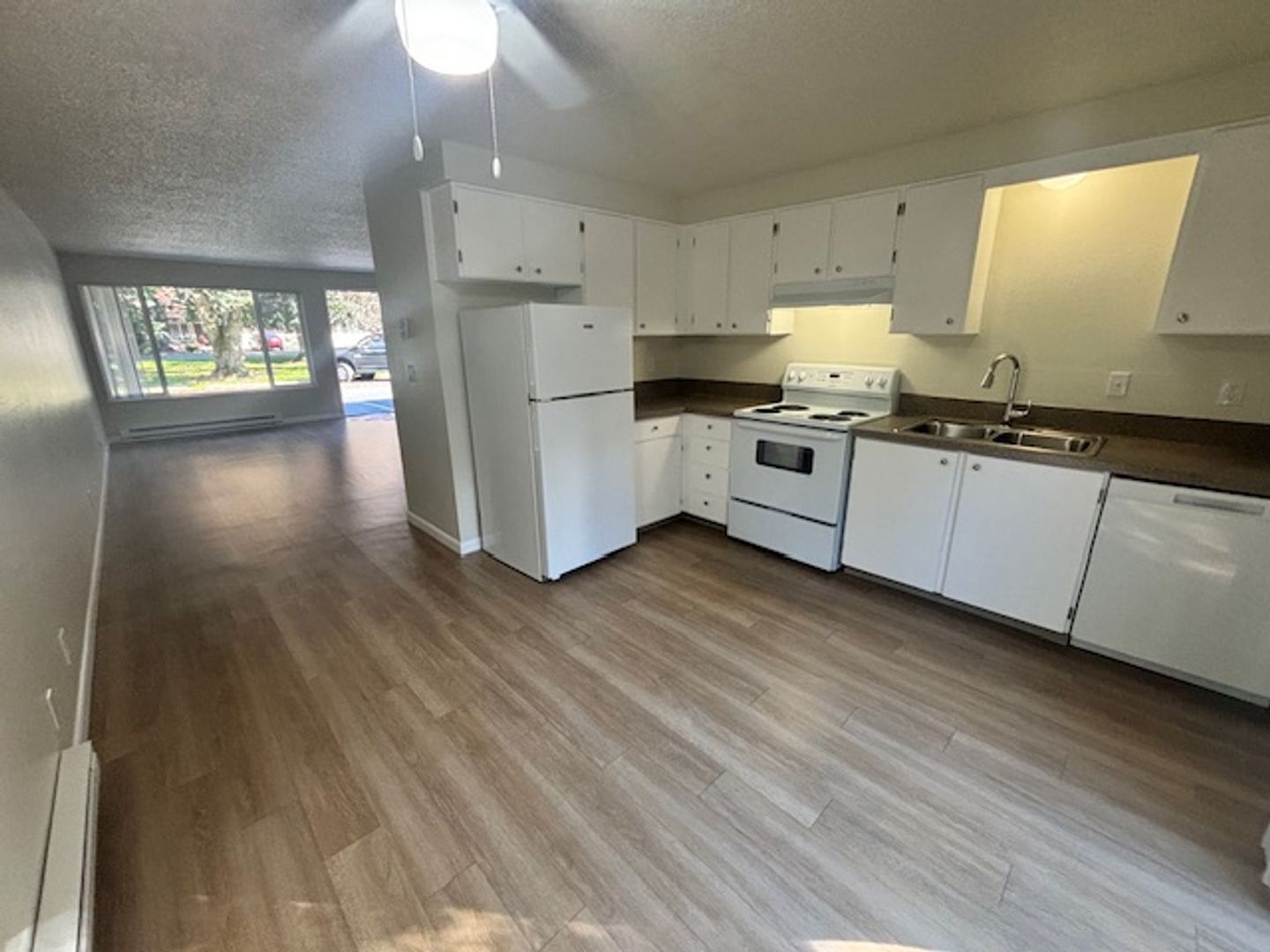 Gladstone Apartment: 19725 River Road