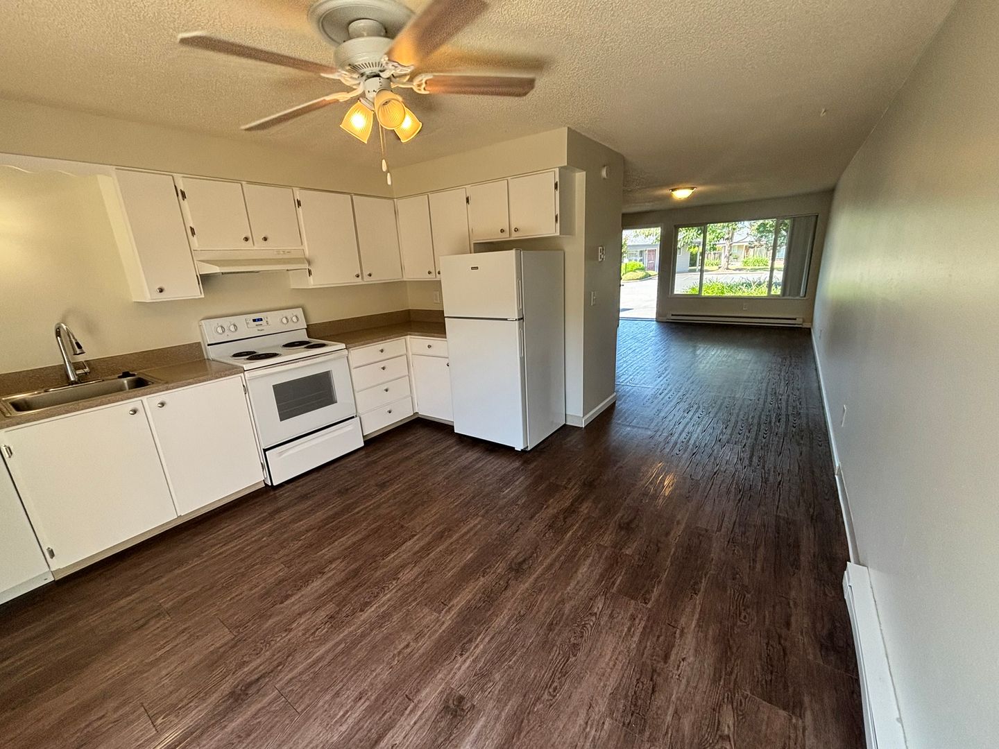 Gladstone Apartment: 19725 River Road
