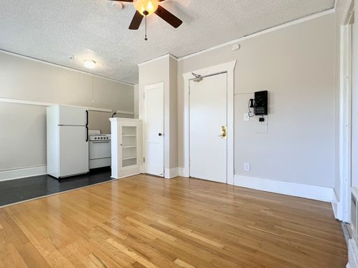 Adorable Studio With Vintage Built-ins, Parking, and Wi-Fi! FIRST MONTH RENT FREE!!! – photo 1