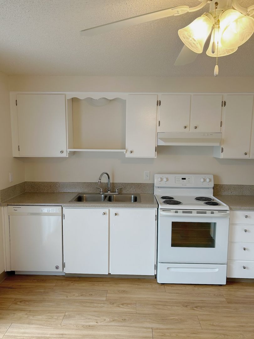 Gladstone Apartment: 19725 River Road