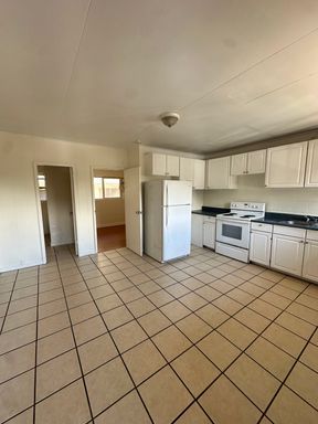 Quiet, well maintained building Close proximity to Schofield & Wheeler bases & Freeway