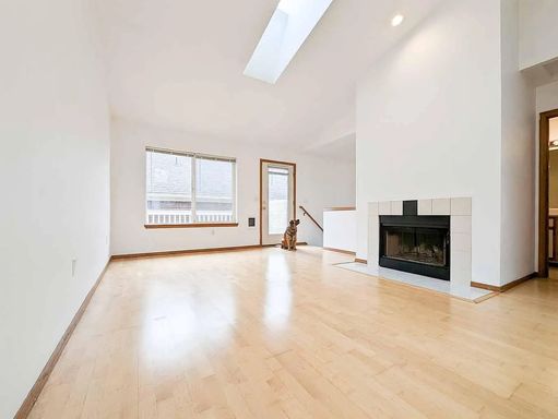 2BR/2Bath Townhome - Condo Quality w/ Hardwoods, Vaulted Ceiling, Parking - Pet Friendly – photo 1