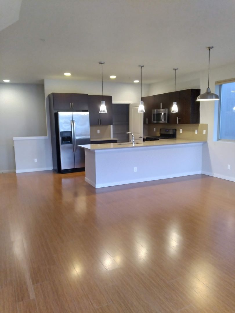 Portland Apartment: 1607 NW Davis St.