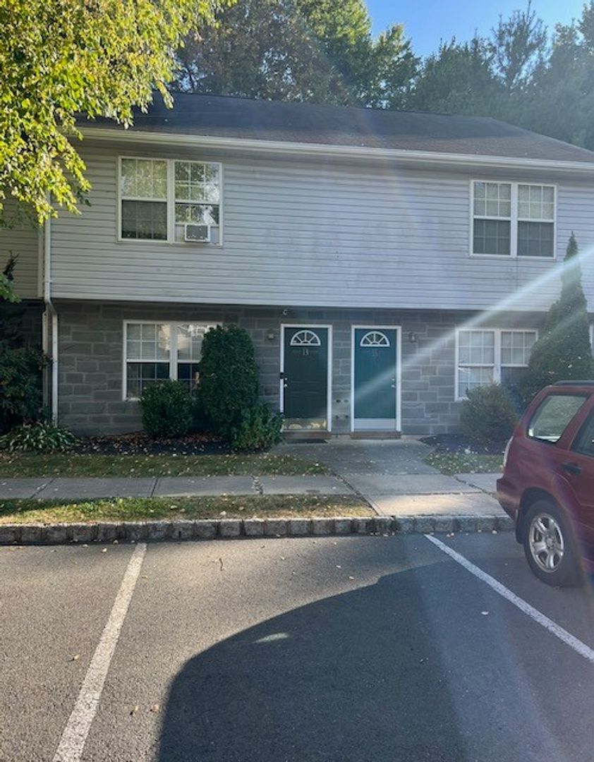 HAMILTON Apartment: 34 VINTAGE COURT