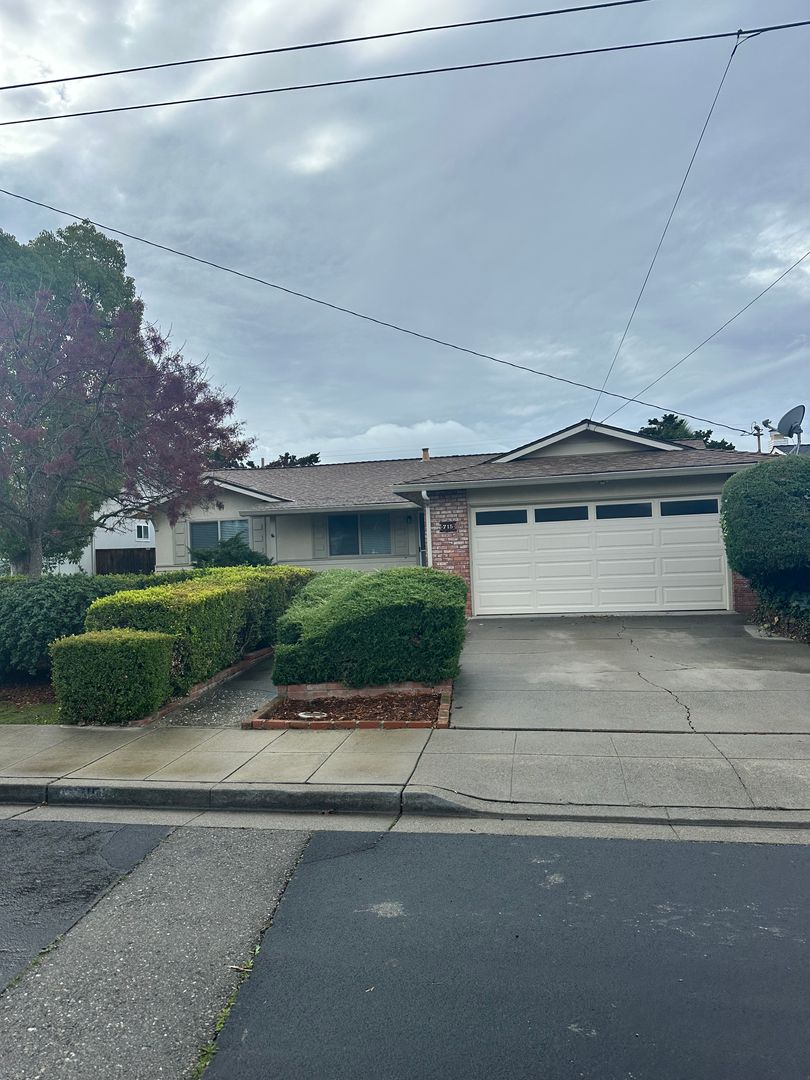 Livermore House: 715 Caliente Ave