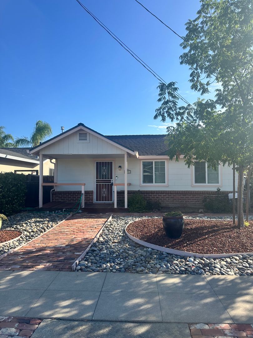 Livermore House: 754 McLeod