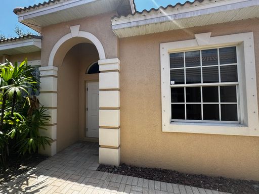 3 Bedroom, 2 Bathroom home in laguna lakes – photo 1
