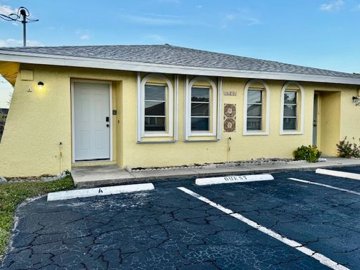2 bedroom 1.5 bathroom First Floor Condo in Cape Coral – photo 1