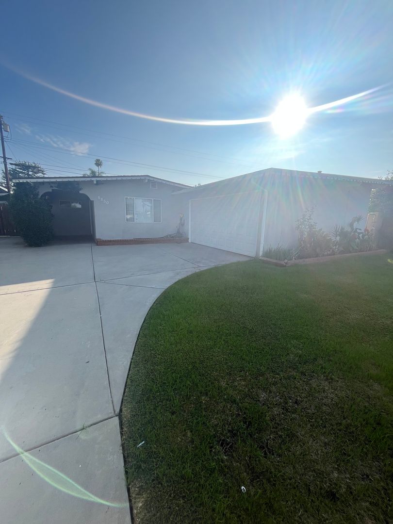 Azusa House: 5850 Cedarglen Dr