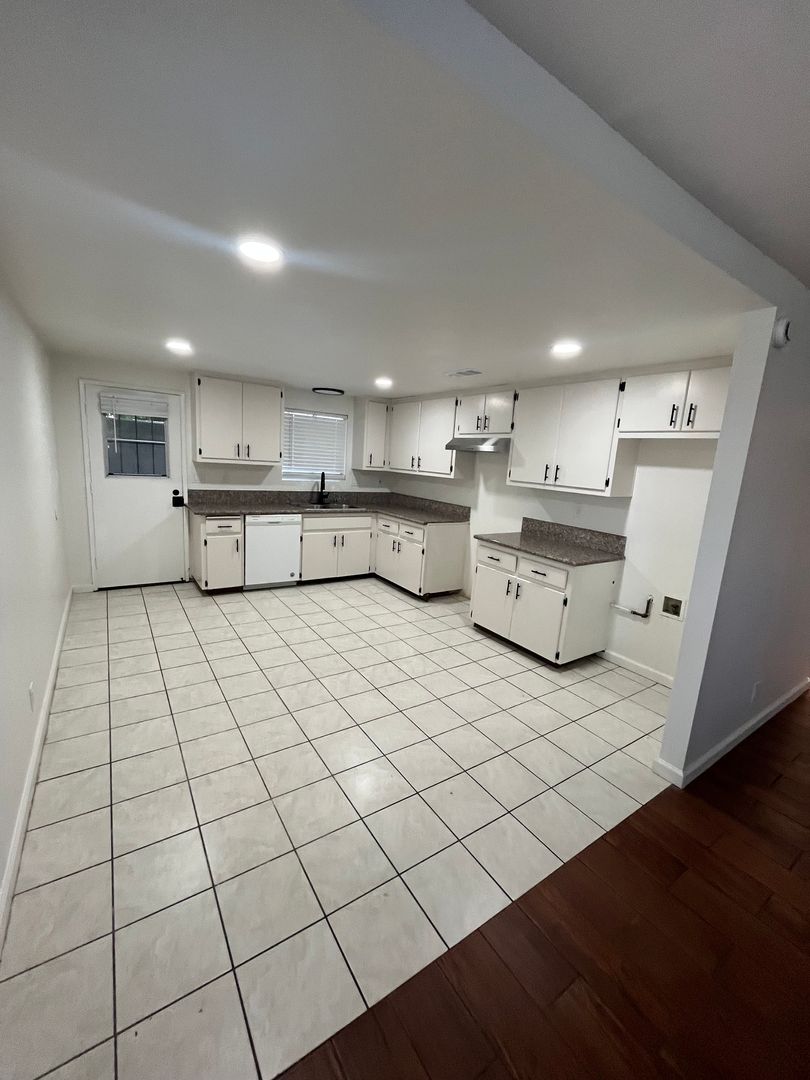 Azusa Apartment: 516 N. Alameda Ave.