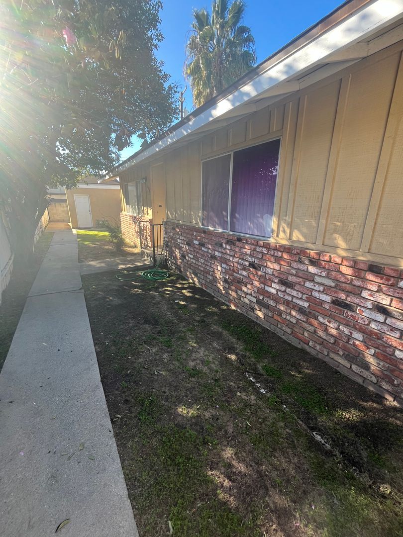 Covina Apartment: 156-158 W. Center St