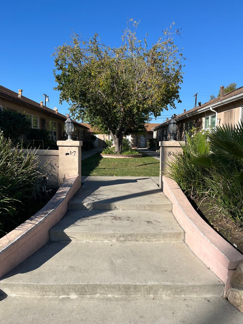 Azusa Apartment: 925 N. Azusa Ave.