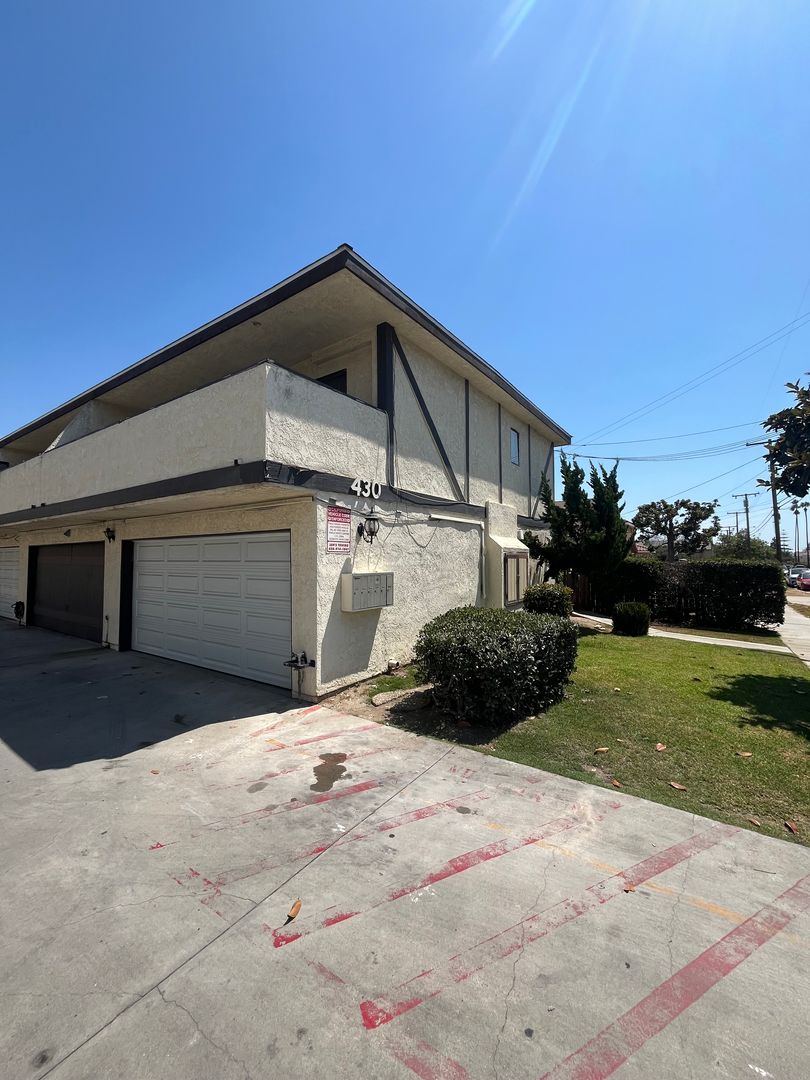 Azusa Apartment: 430 N. Dalton Ave.