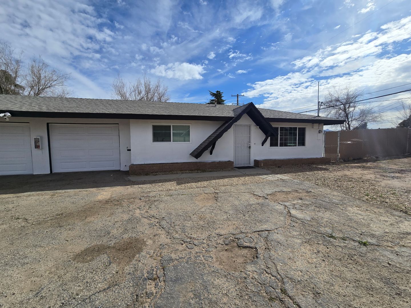 Hesperia Apartment: 16109 Spruce St.