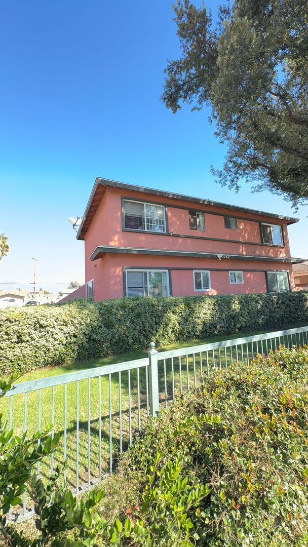 Ontario Apartment: 1260 W. Stoneridge Ct.